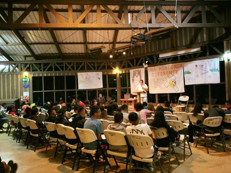 Grupo de personas reunidas en un estudio biblico dentro de un gran anfiteatro.
