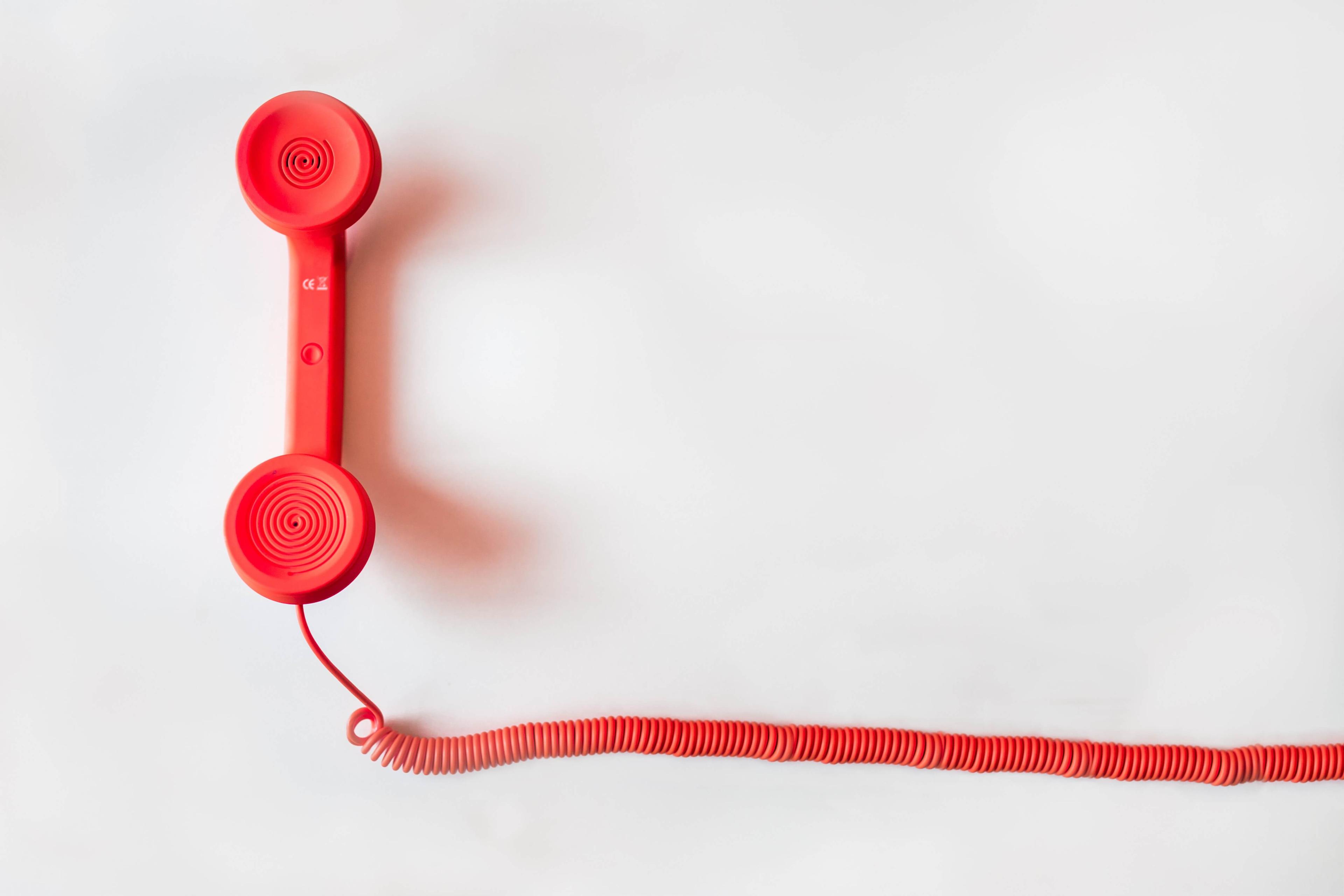 Un telefono rojo