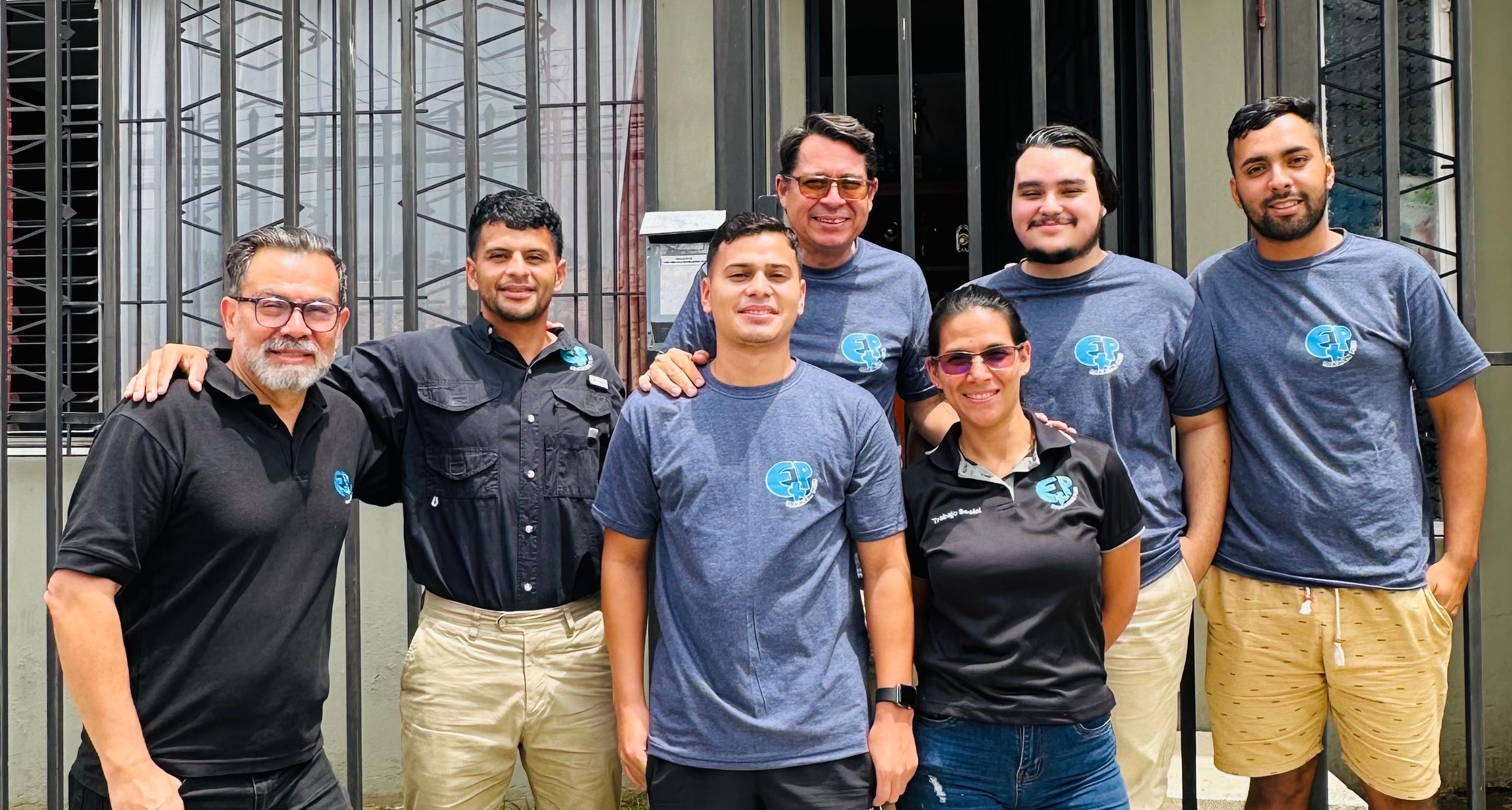 Las personas que conforman el equipo de Educacion Plus en una foto grupal.